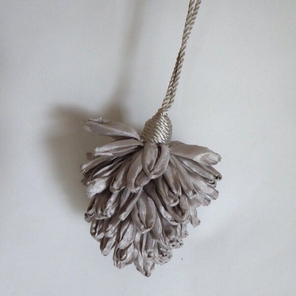 NEW 4” DECORATIVE ACCENT SILVER SATIN RIBBON PINECONE TASSEL SET - Picture 5 of 6